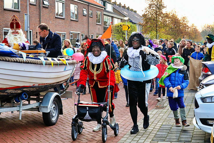 Aankomst van de Sint en zijn Zwarte Pieten in Waarder_030